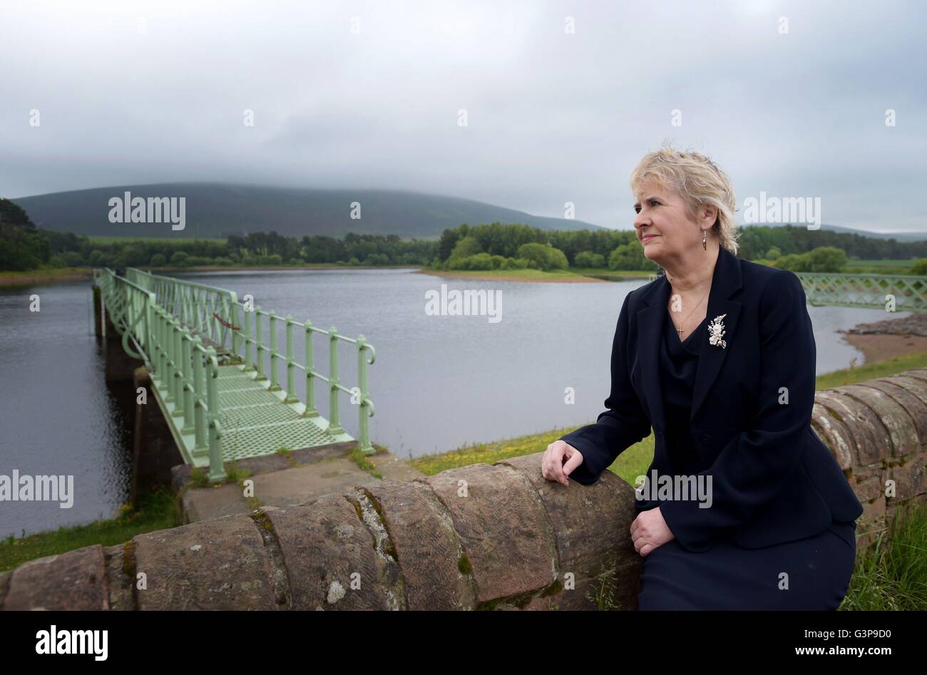Roseanna Cunningham Secrétaire Changement climatique lors d'une visite à l'Harlaw hydro project à Harlaw Réservoir à Balerno, que l'Écosse a atteint ses cibles de changement-climatique annuel pour la première fois, les derniers chiffres montrent des émissions de gaz à effet de serre. Banque D'Images