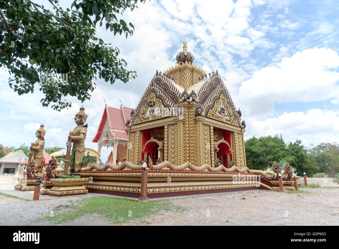 Monument wat thai, temple de Wat Khao Kalok à Pranburi, Prachuap Kiri Khan, province de la Thaïlande. Banque D'Images