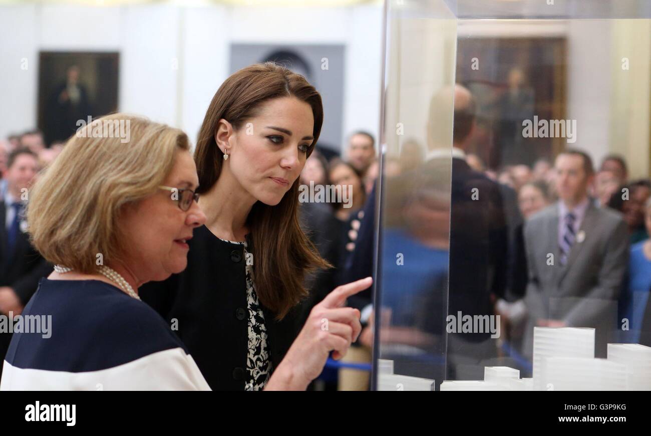 La duchesse de Cambridge s'entretient avec Elizabeth Dibble, chef de mission adjoint, comme ils regardent une maquette de la nouvelle ambassade des Etats-Unis qui sera basée à neuf Elms, Londres, après qu'elle et le duc de Cambridge a signé un livre de condoléances pour les victimes de prise d'Orlando à l'ambassade des États-Unis à Londres. Banque D'Images