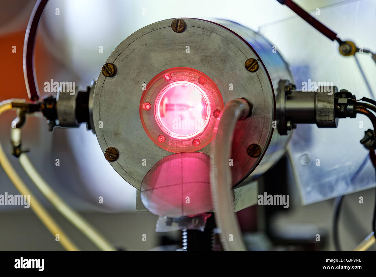 Laser rouge sur table optique en laboratoire de physique Banque D'Images