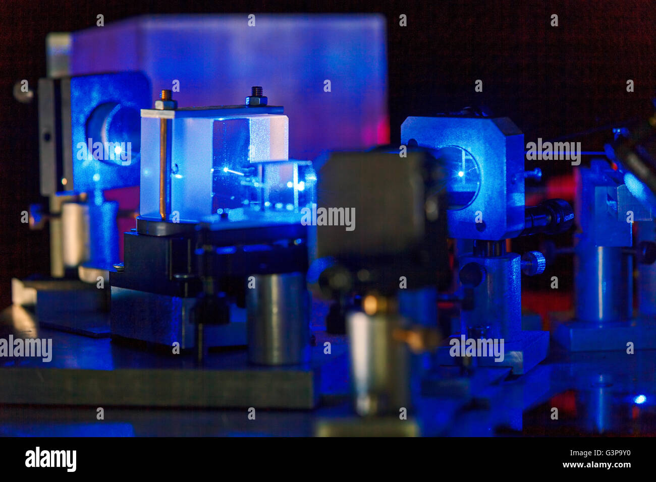 Laser bleu sur table optique dans un laboratoire d'optique quantique Photo  Stock - Alamy
