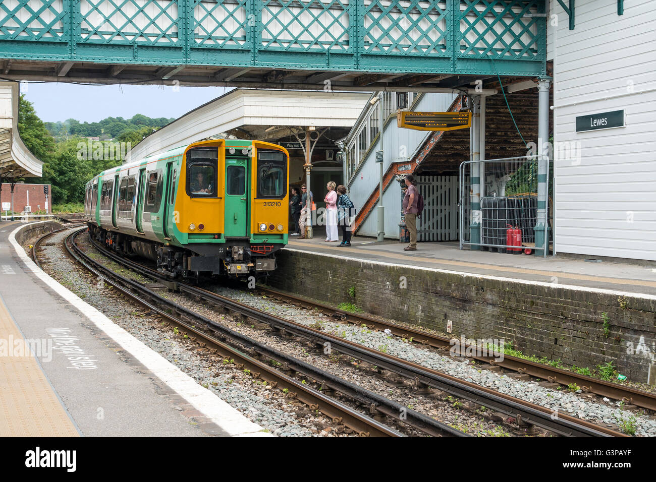 Southern Rail train arrivant de la gare de Lewes Sussex England UK Banque D'Images