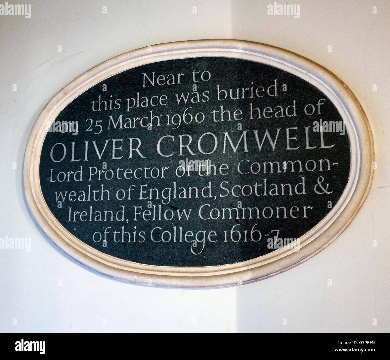 Plaque indiquant la tête d'Oliver Cromwell est enterré dans la chapelle du Sidney Sussex College, Université de Cambridge Banque D'Images