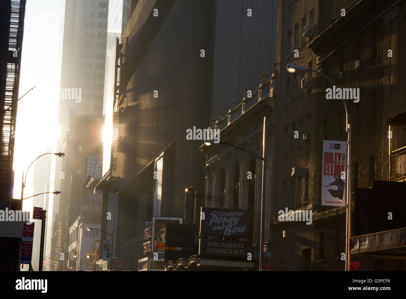 Le soleil du matin un cross street à New York City brille sur le theatre district Banque D'Images