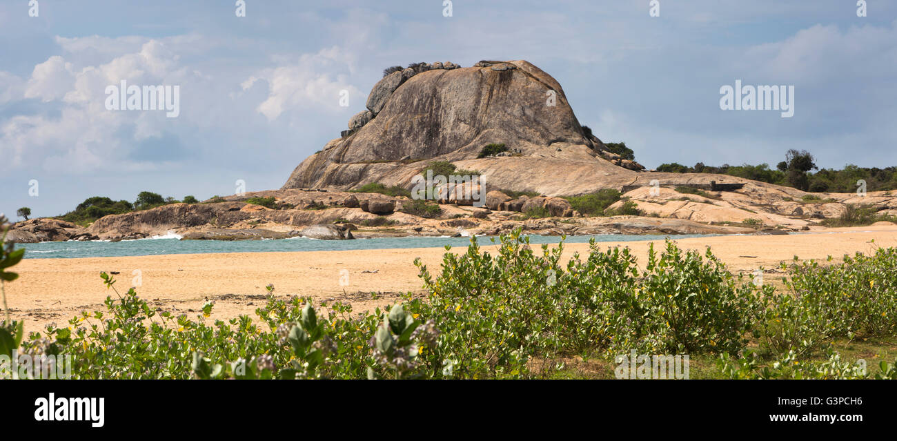 Sri Lanka, parc national de Yala, Palatupana beach, monument promontoire rocheux, vue panoramique Banque D'Images