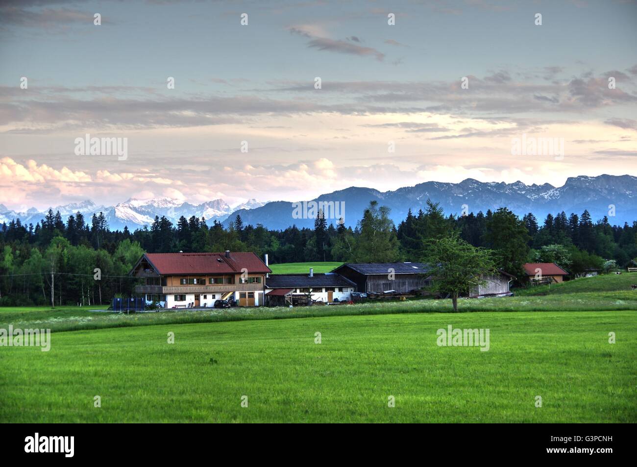 Un paysage rural près de la montagne à la lumière du soir Banque D'Images