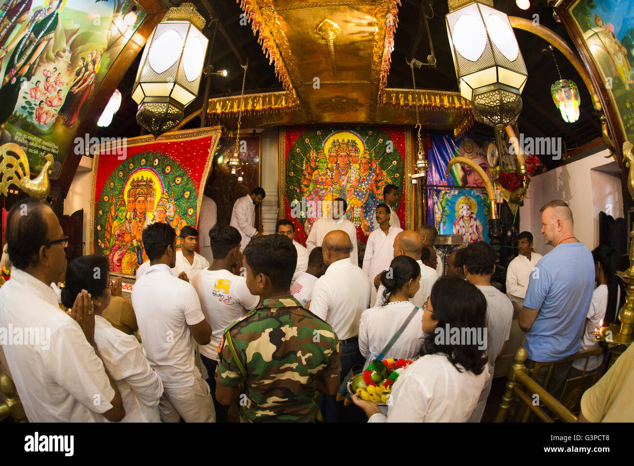 Sri Lanka, Kataragama, Maha Devale temple, soir Puja en cours Banque D'Images