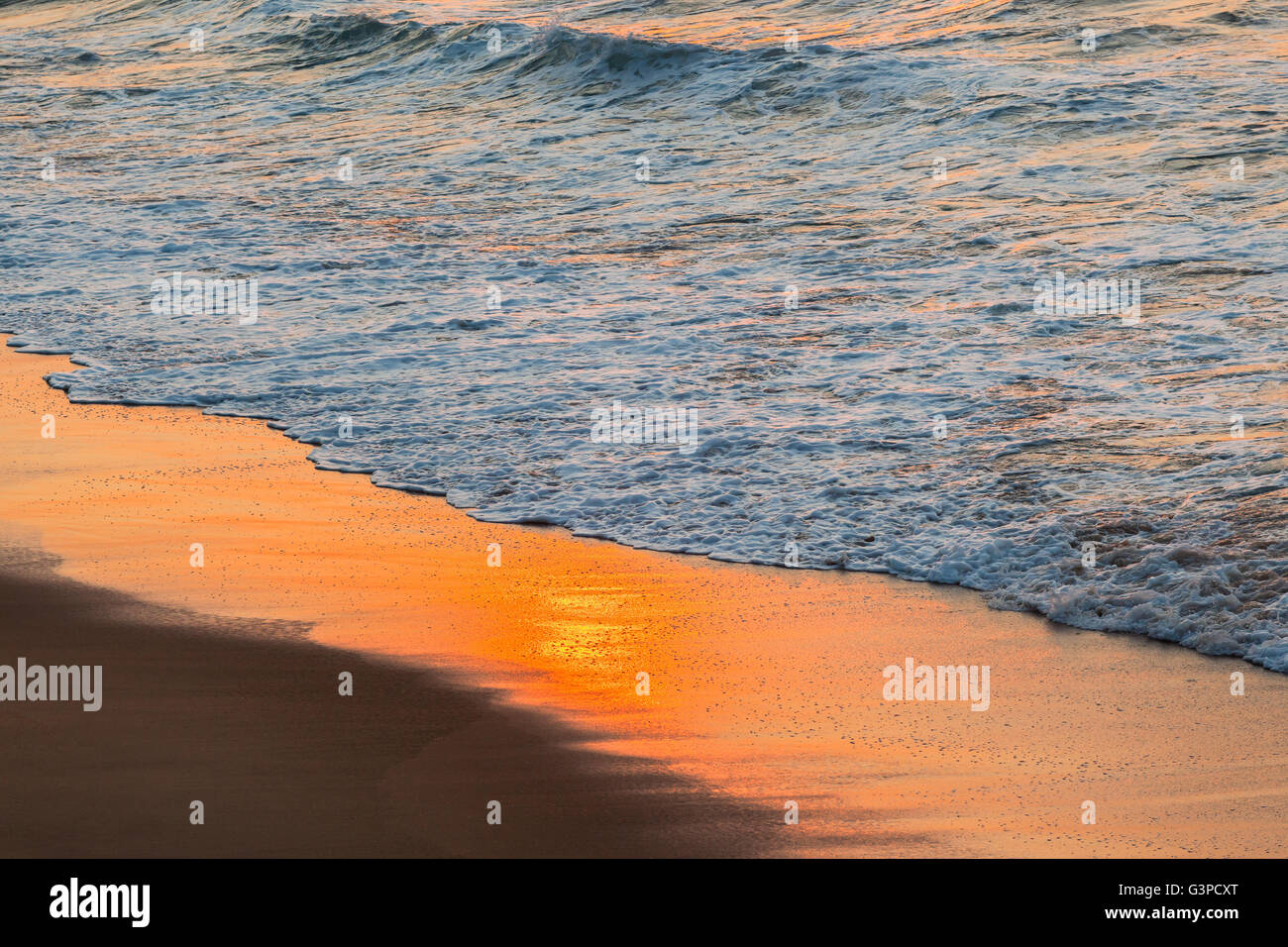 L'eau de mer plages de sable couleur sunrise beauté nature gros plan réflexions contrastes. Banque D'Images