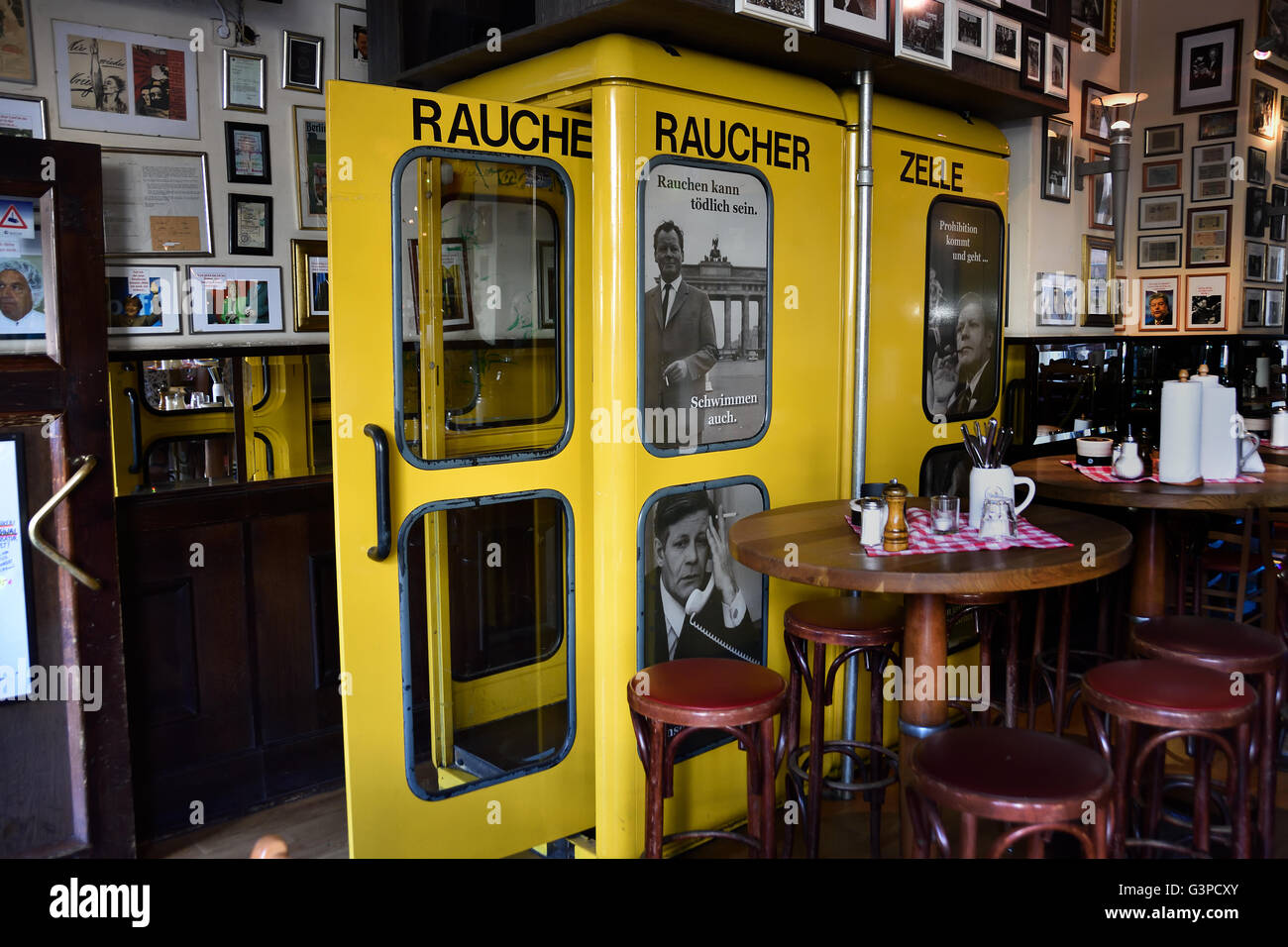 Raucher Zeller - fumeurs kiosque ( vieille cabine téléphonique ) Berlin Allemagne Banque D'Images