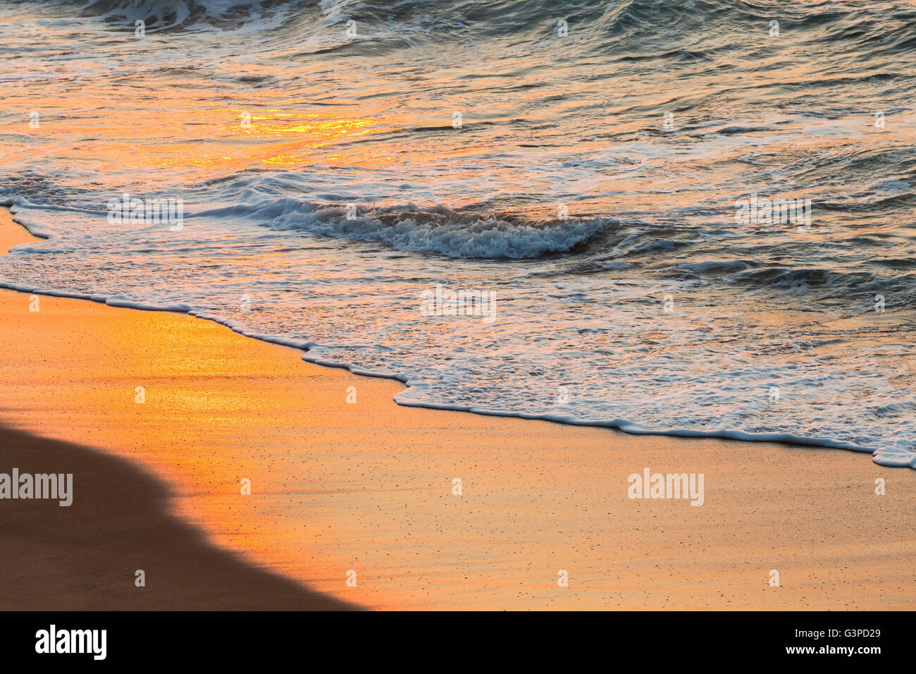 L'eau de mer plages de sable couleur sunrise beauté nature gros plan réflexions contrastes. Banque D'Images