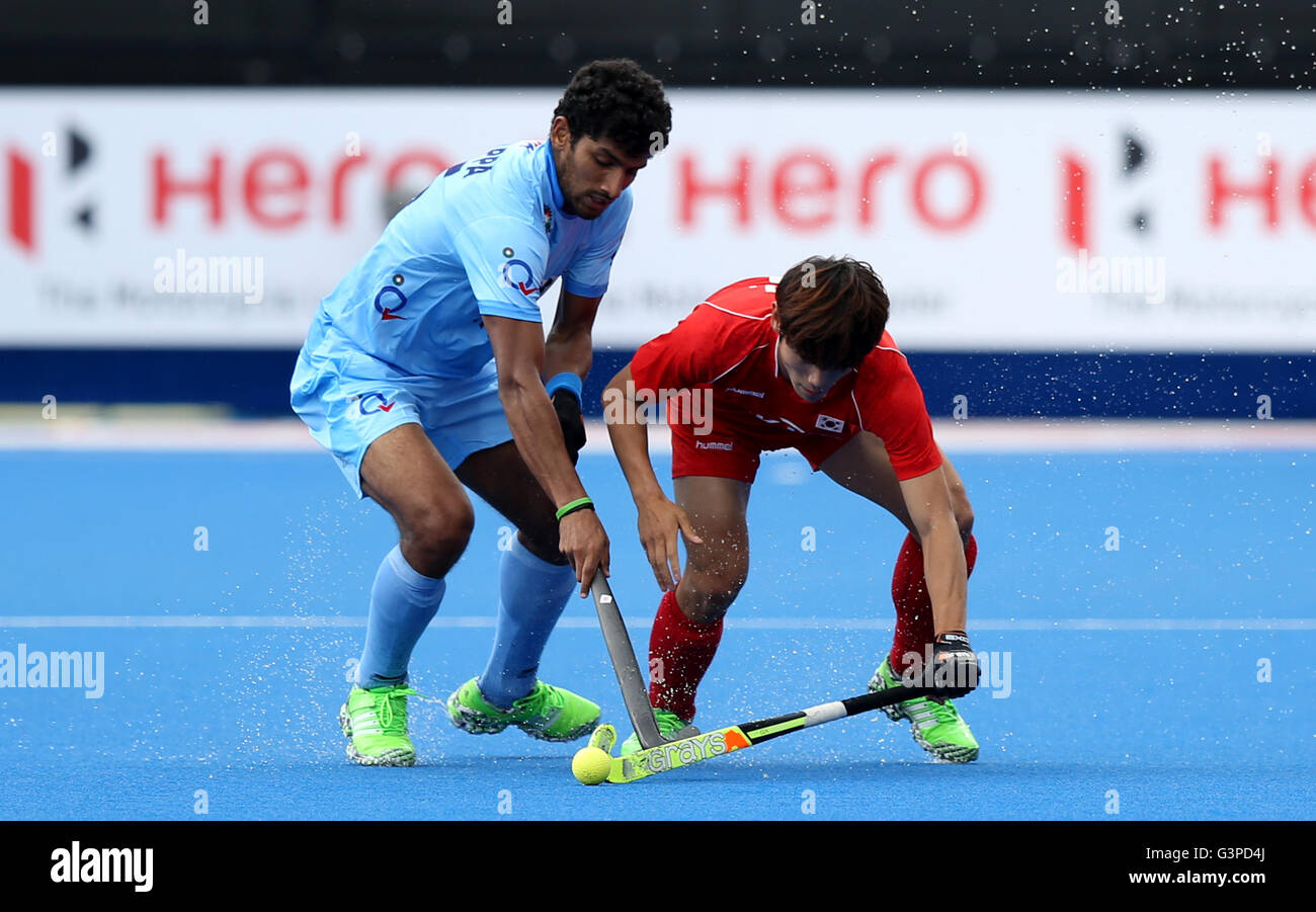 Uthappa Sannuvanda l'Inde (à gauche) et de la Corée du Sud Lee du Jungjun bataille pour la balle durant quatre jours de la FIH Men's Champions trophy au Queen Elizabeth Olympic Park, Londres. Banque D'Images