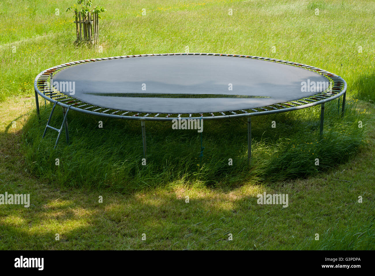 Trampoline déchiré. Lit en polypropylène pour un trampoline qui a partagé  avec l'âge et l'utilisation Photo Stock - Alamy