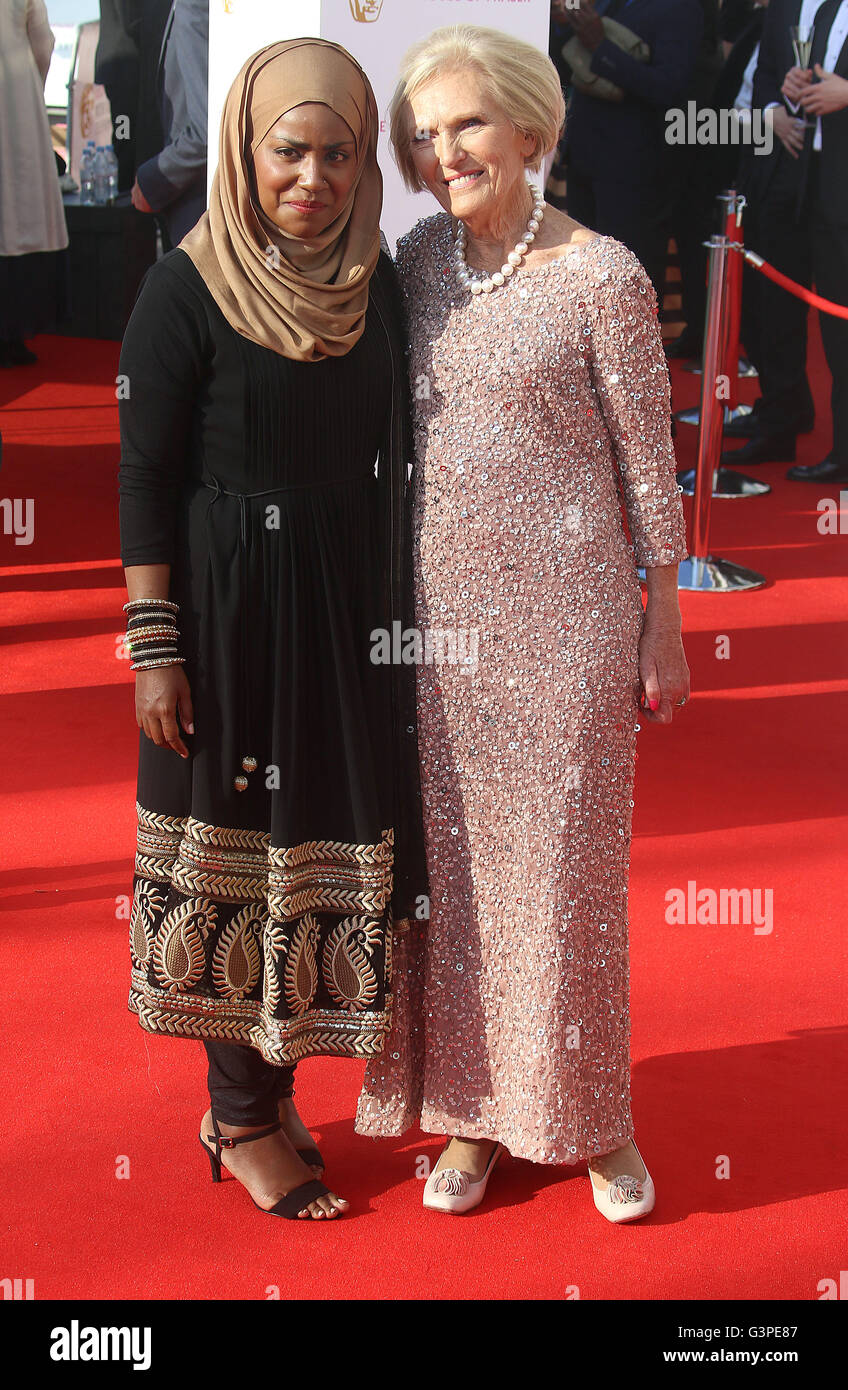 8 mai 2016 - Nadiya Hussain et Mary Berry assistant à BAFTA TV Awards 2016 au Royal Festival Hall à Londres, au Royaume-Uni. Banque D'Images