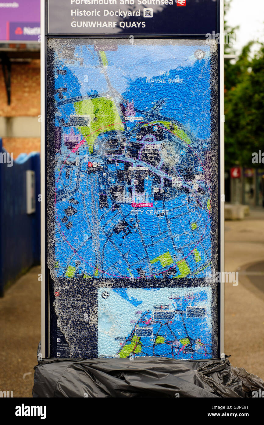 Verre brisé délibérément dans une rue de ville site portsmouth england uk Banque D'Images