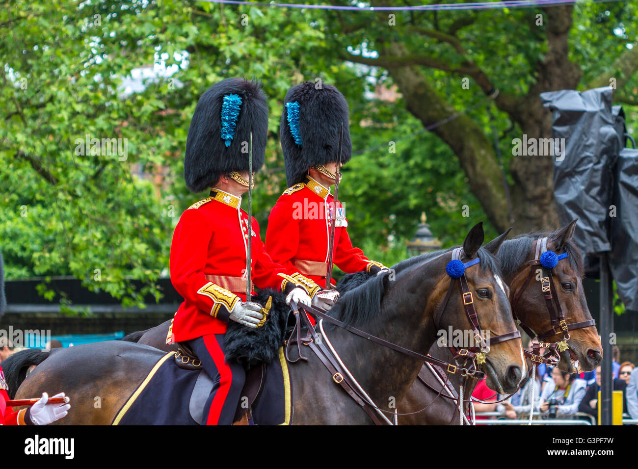 Officiers des gardes irlandais à cheval le long du Mall à la Queens Birthday Parade, également connu sous le nom de Trooping The Color, The Mall, Londres, Royaume-Uni Banque D'Images