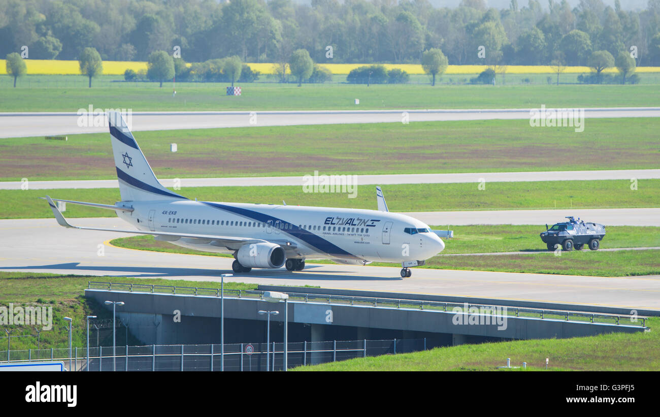 Avion Boeing 737-800 par El Al Israel Airlines carrier a atterri à l'aéroport international de Munich Banque D'Images