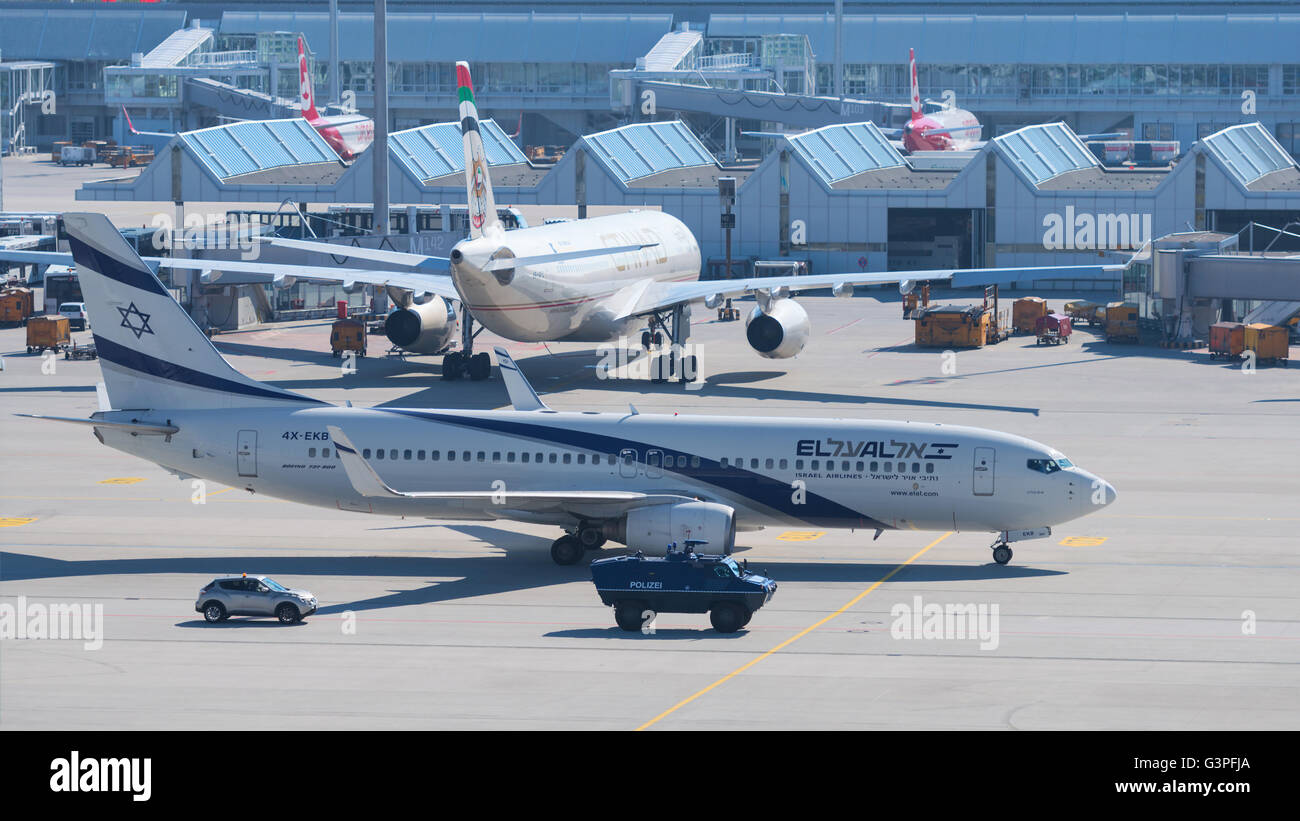 Boeing 737-800 d'avions par la compagnie aérienne israélienne El Al à l'aéroport de roulage véhicule blindé d'escorte avec terminal assure la protection Banque D'Images