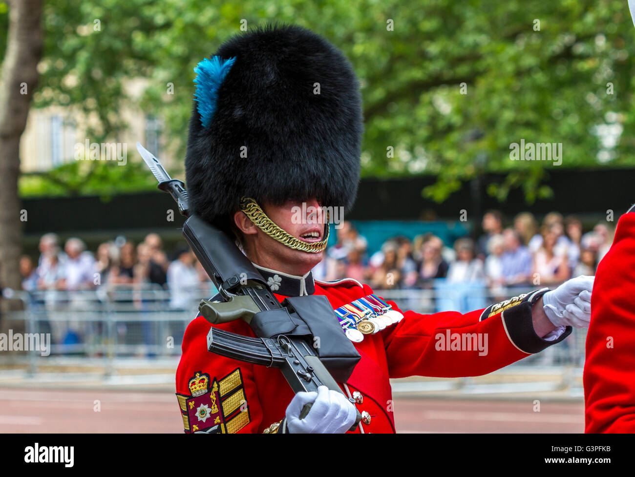 Un sergeant des Irish Guards marchant le long du Mall at Trooping The Color également connu sous le nom de Queens Birthday Parade, The Mall, Londres, Royaume-Uni Banque D'Images