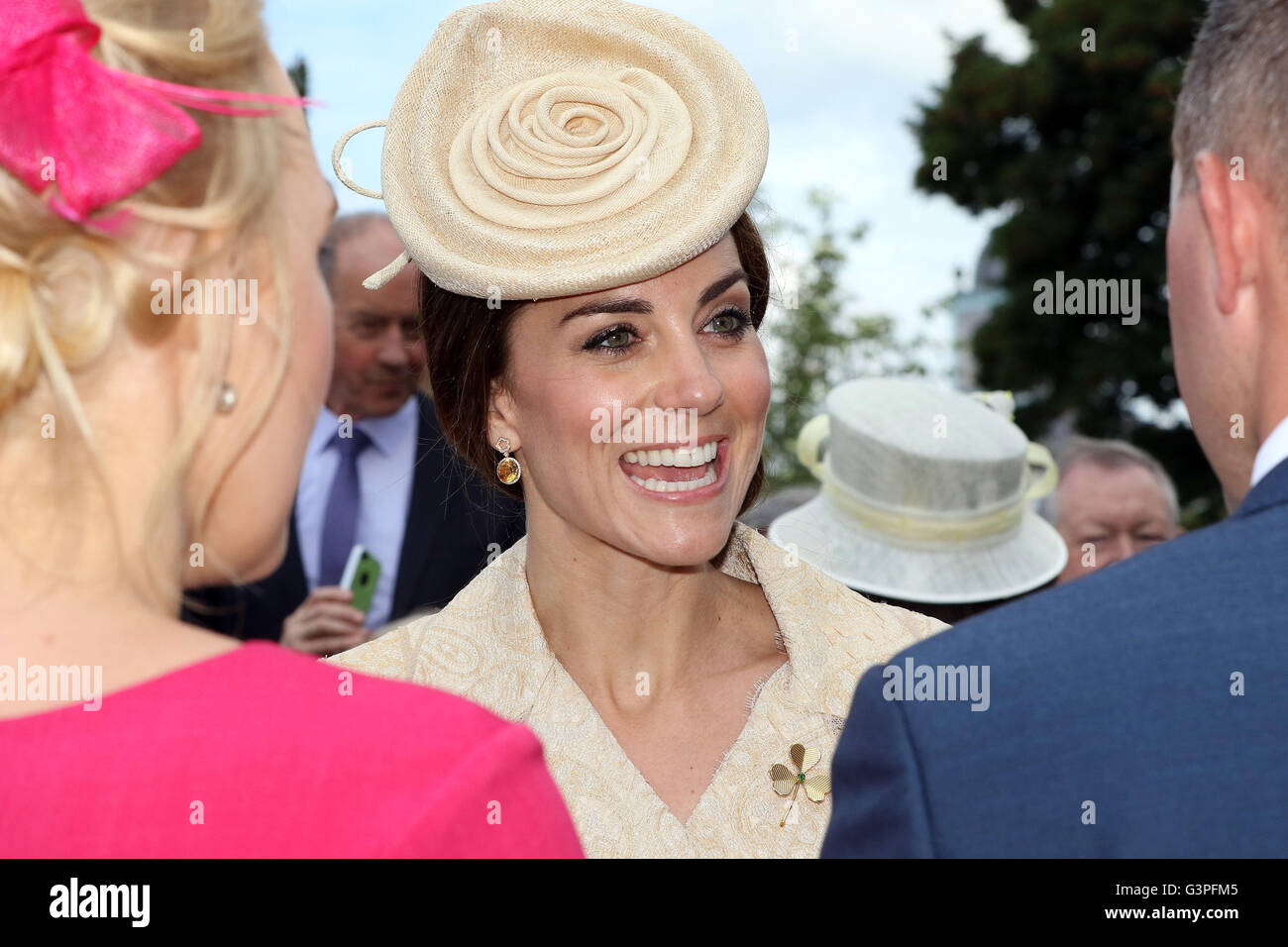 La duchesse de Cambridge s'adresse aux invités pendant le secrétaire d'État à l'Irlande du Nord Theresa Villiers sur jardins de la résidence royale au château de Hillsborough, Co vers le bas. Banque D'Images