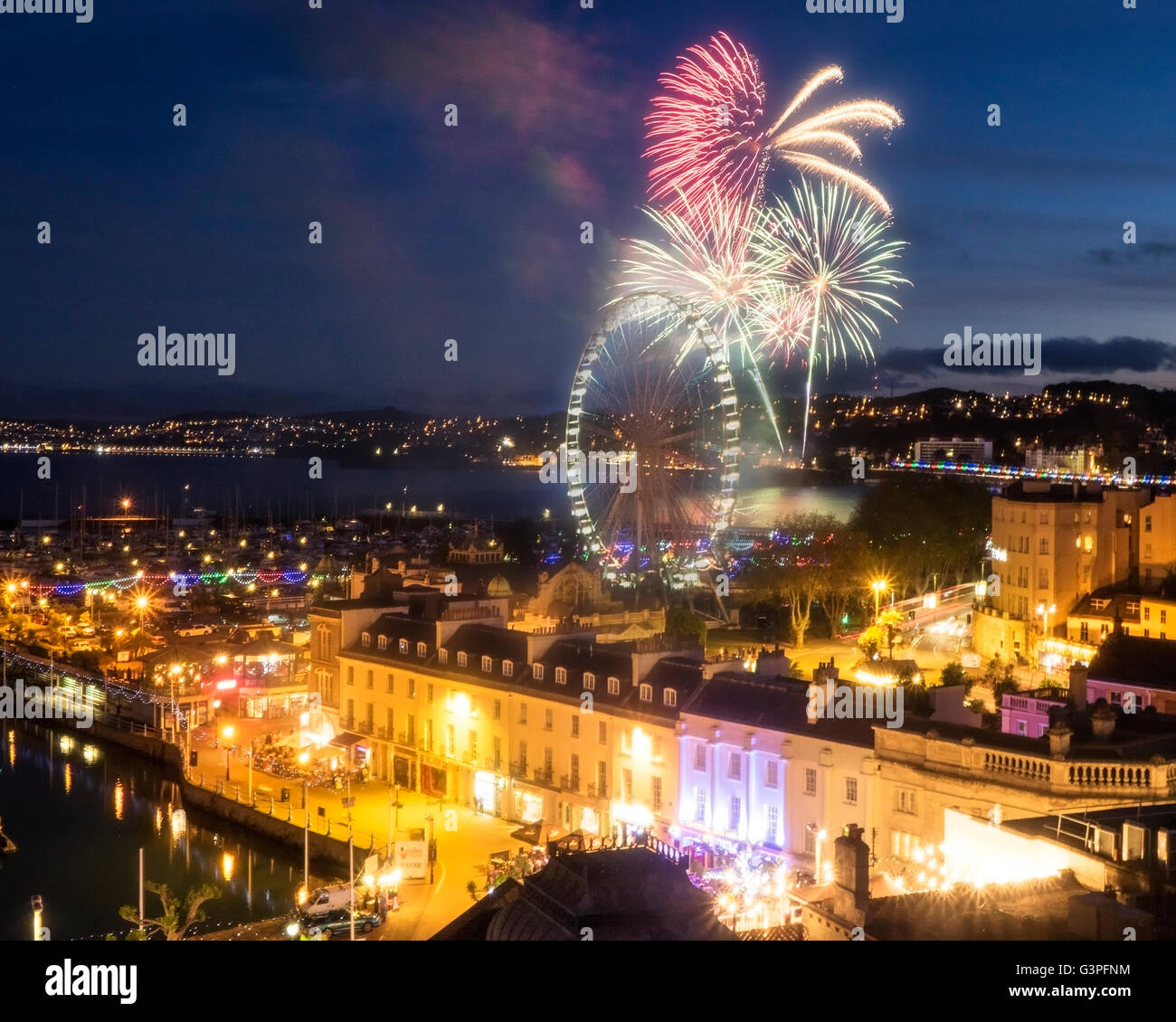 Fr - DEVON (Riviera Anglaise) : Fireworks sur Torquay Torquay montrant en arrière-plan Banque D'Images