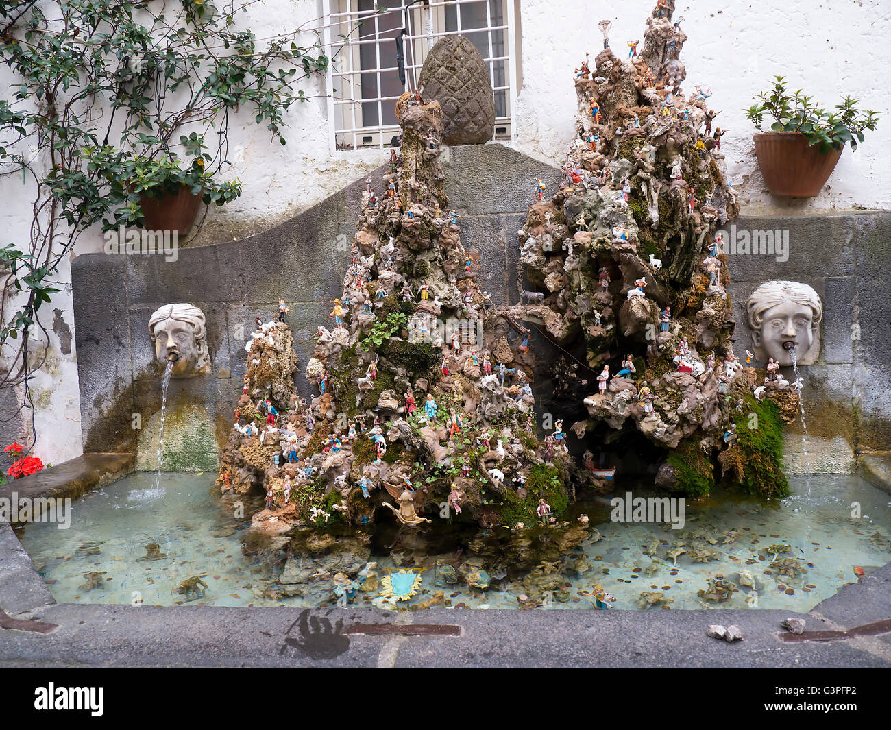 Fontaine avec minuscules figures à Amalfi sur la baie de Salerne dans la région Campanie en Italie Banque D'Images