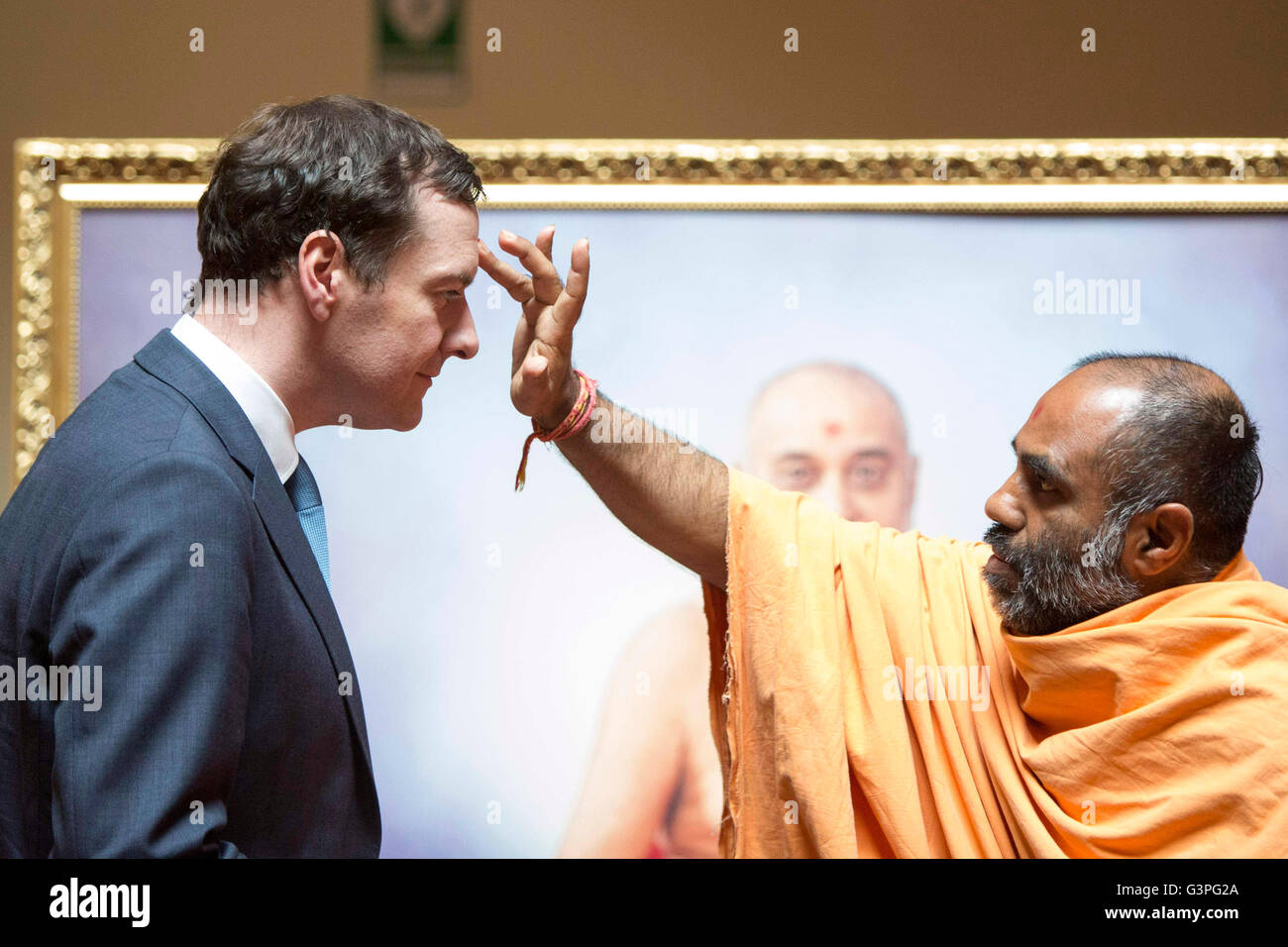 Le chancelier George Osborne (à gauche) reçoit un tilak alors qu'il visite le temple hindou BAPS Shri Swaminarayan Mandir à Neasden, dans le nord de Londres, où il a déclaré que c'est un « mythe complet » selon lequel l'immigration en provenance de pays extérieurs à l'UE augmentera suite à une sortie britannique de l'Europe. Banque D'Images