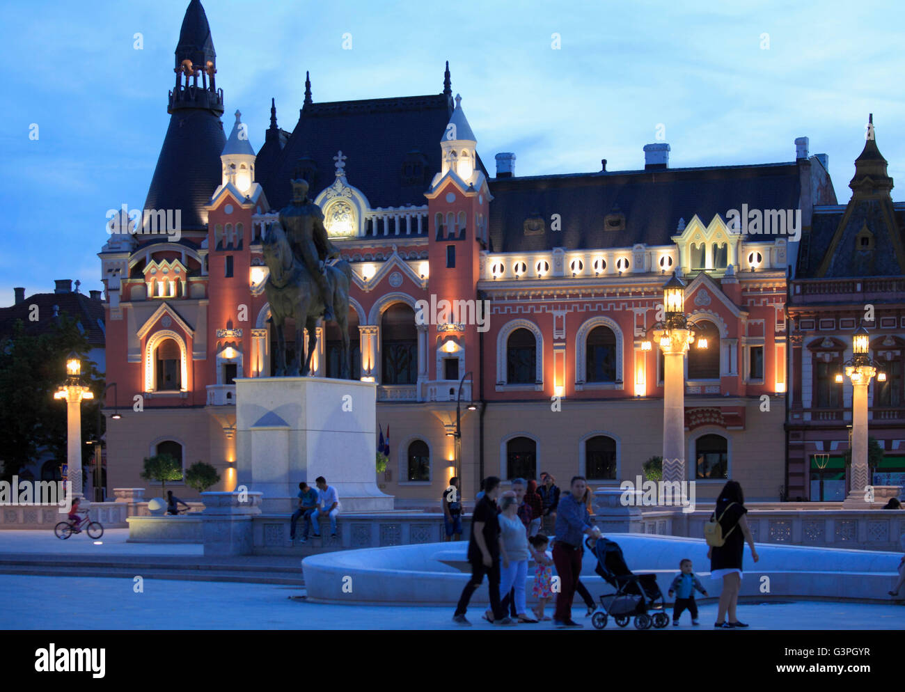 Roumanie, Crişana, Oradea, Piata Unirii, bibliothèque de la ville, les gens, Banque D'Images