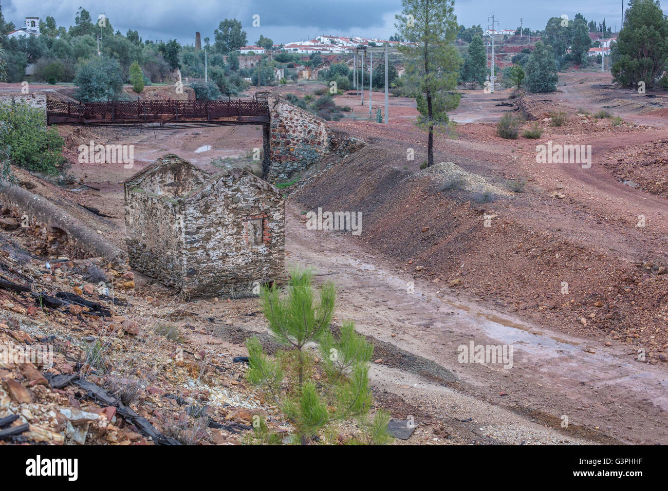 Les bâtiments endommagés à São Domingos Mine, une mine à ciel ouvert en Mertola, Alentejo, Portugal. Banque D'Images