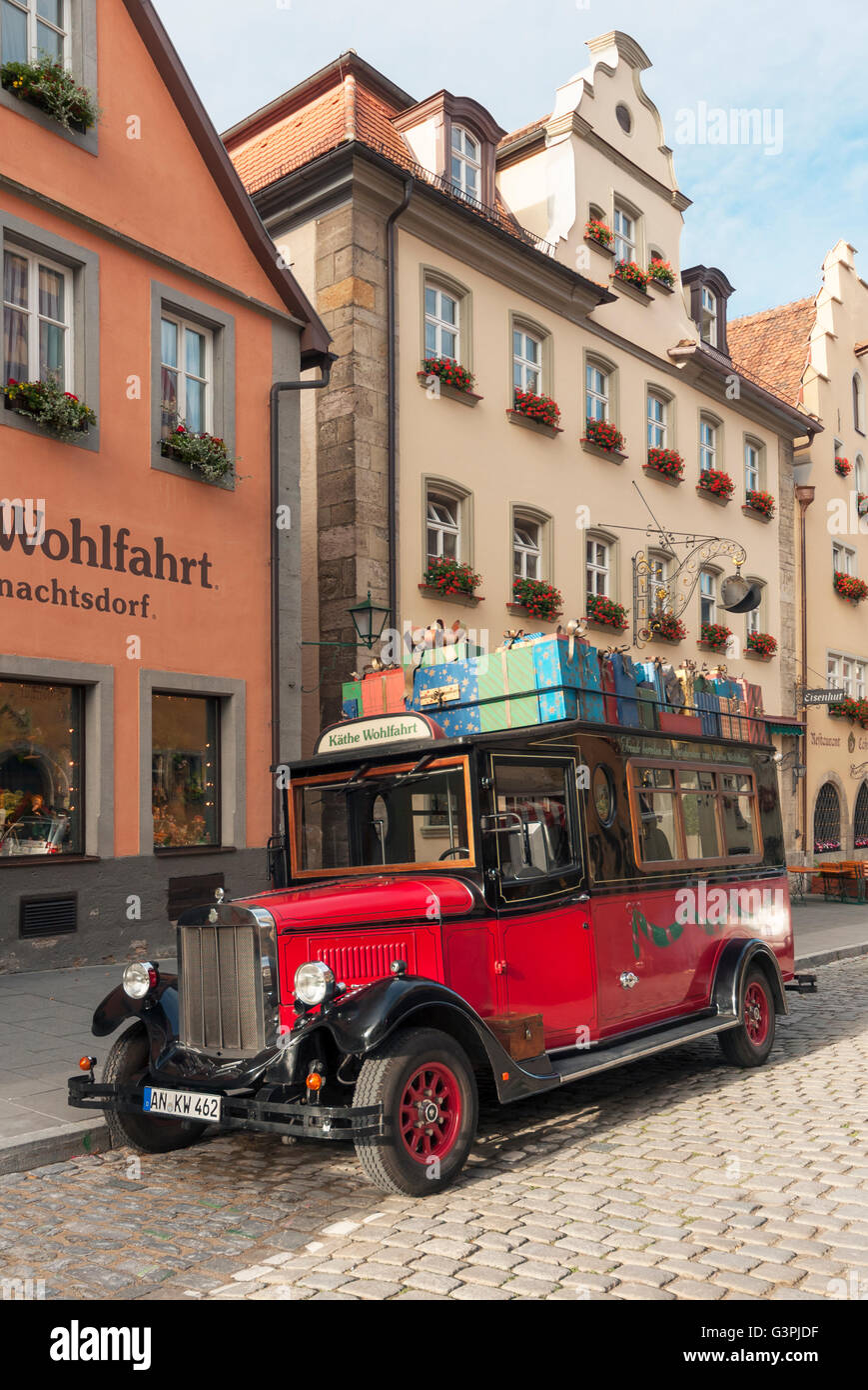 Bus historique à l'extérieur du Village de Noël Kaethe Wohlfahrt, Weihnachtsdorf, Rothenburg ob der Tauber, Bavière Banque D'Images