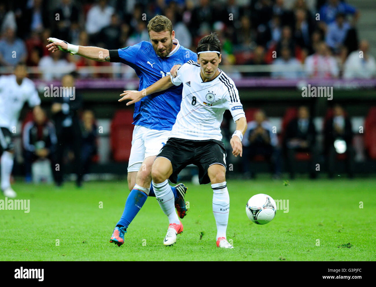 Mesut Ozil, Allemagne, Daniele De Rossi, l'Italie, 2012 Championnat d'Europe de football de l'UEFA, 2e demi-finale de l'Allemagne contre l'Italie, 1-2 Banque D'Images