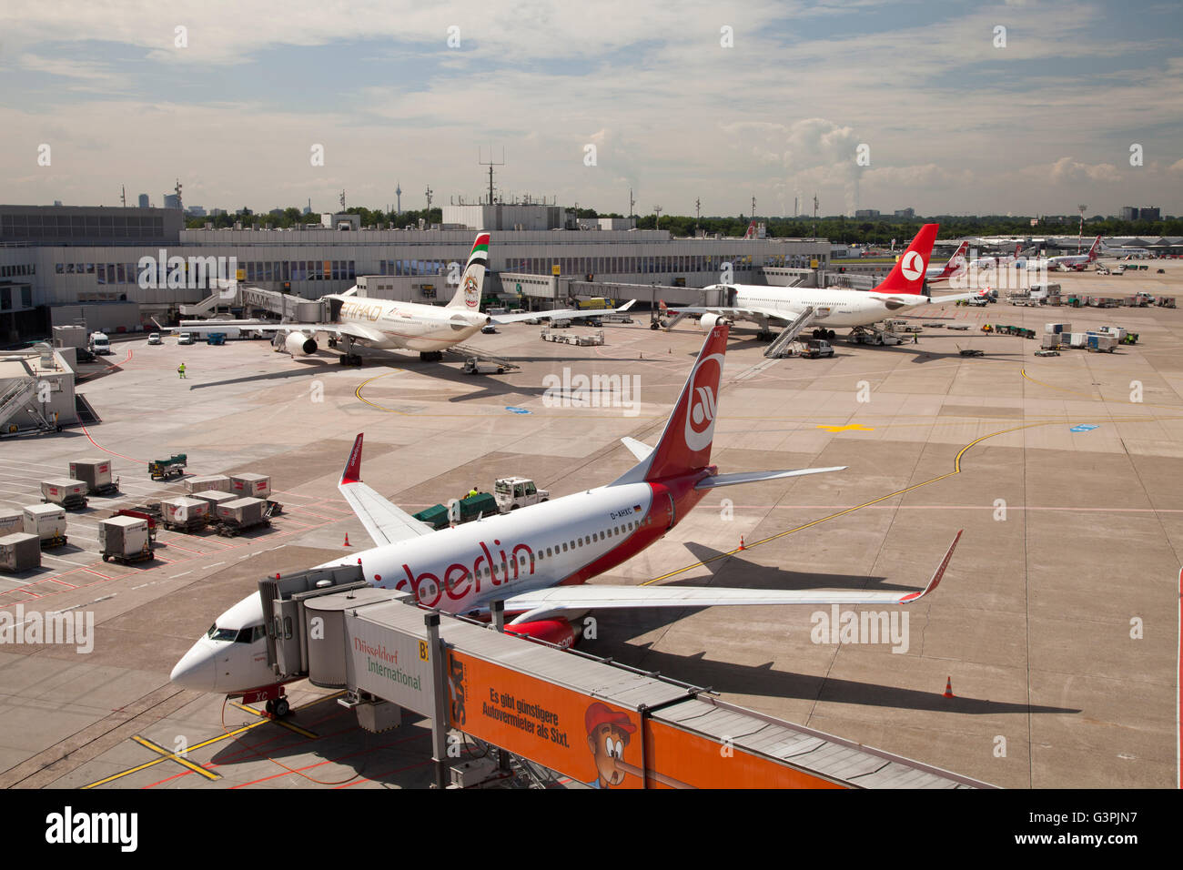 Aux portes d'avions, d'expédition, l'aéroport de Düsseldorf, Rhénanie-du-Nord - Westphalie, région Banque D'Images