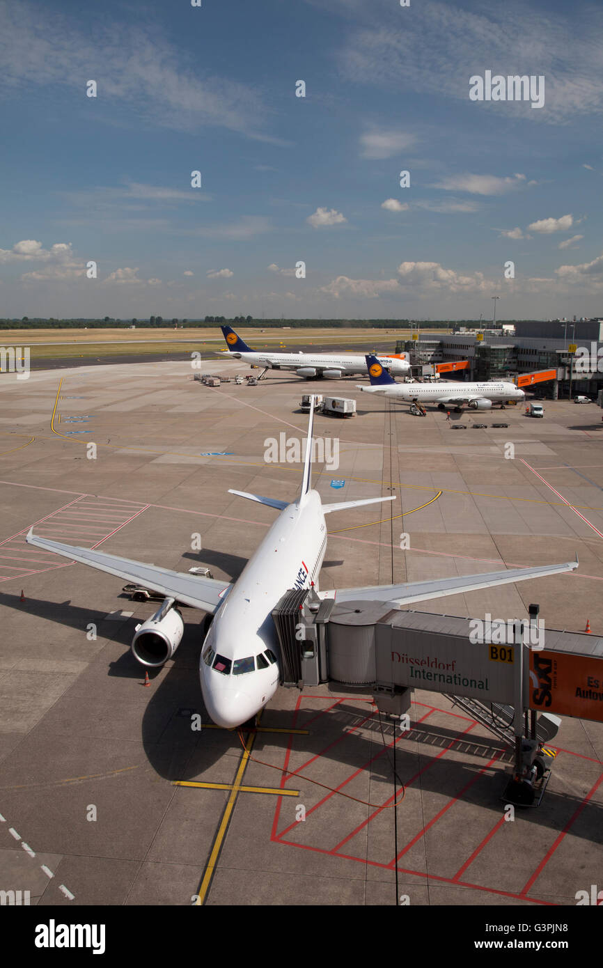Airfrance avion à la porte, à l'expédition, l'aéroport de Düsseldorf, Rhénanie-du-Nord - Westphalie, région Banque D'Images