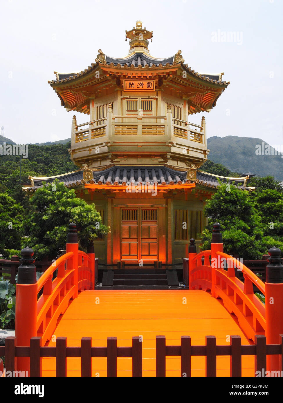 Japan style garden stone red road hong kong paysage poissons arbre fleur Piscine Bouddhisme Phoenix tour golden bridge or patio Banque D'Images