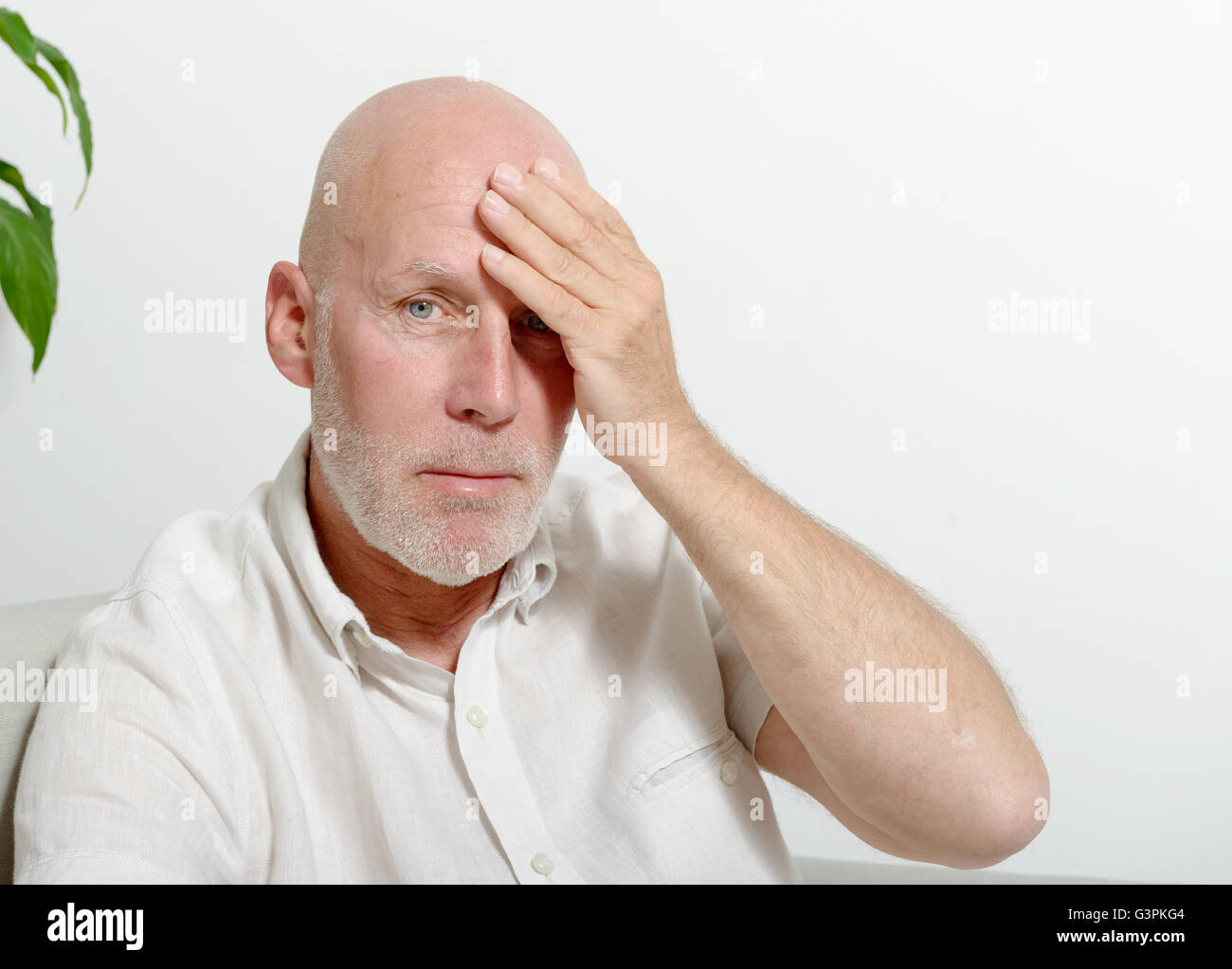 Un homme d'âge moyen avec des maux de tête Banque D'Images