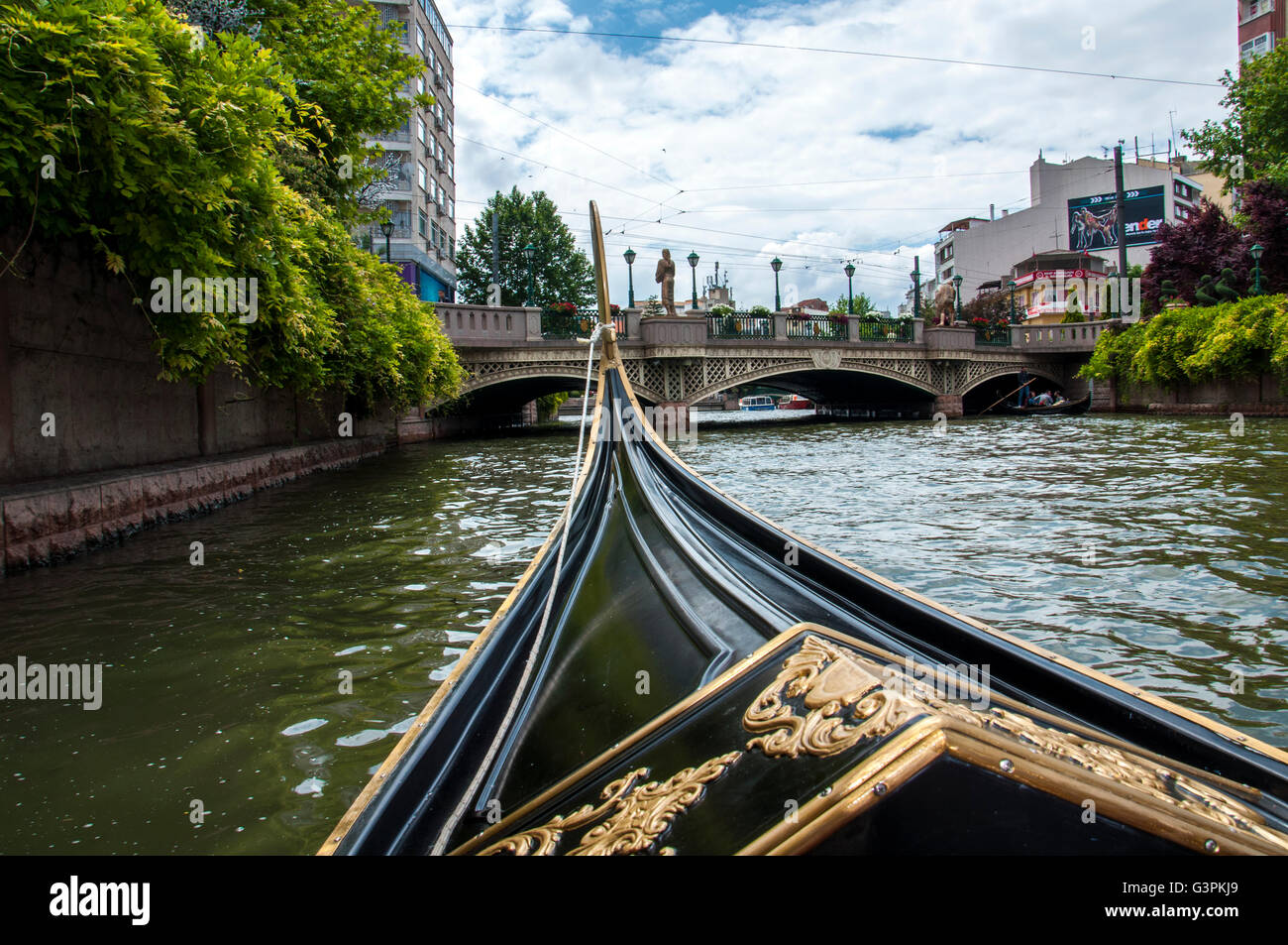 Les gondoles sont voile dans la rivière Porsuk Banque D'Images