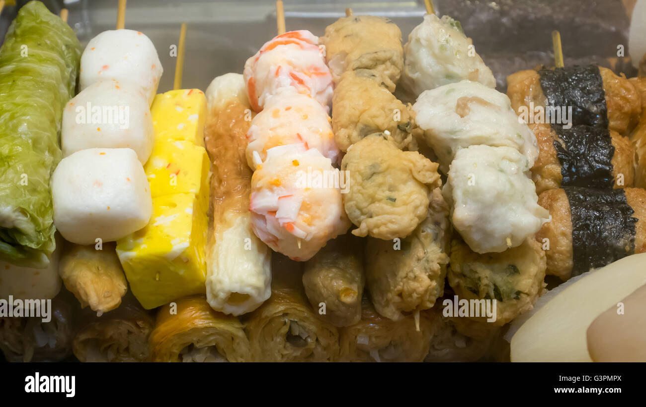 La Close up of Taiwanese oden boulettes de viande sur stick à Food Street Night Market à Taipei, Taiwan. Banque D'Images