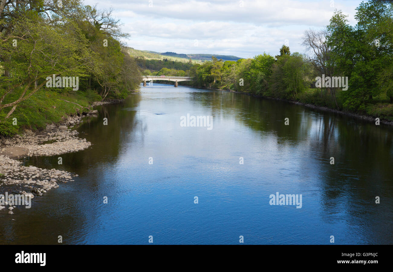 Pitlochry Scotland River Tummel à Perth et Kinross est une ville touristique populaire en été Banque D'Images