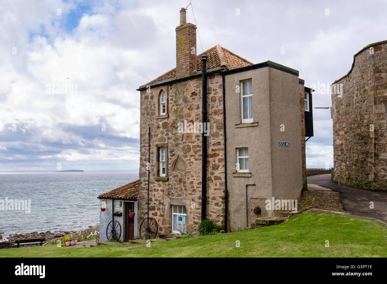 Le Watch House 1784 par château à pied avec vue sur la côte du Firth of Forth. Crail, East Neuk, Fife, Scotland, UK, Grande-Bretagne Banque D'Images