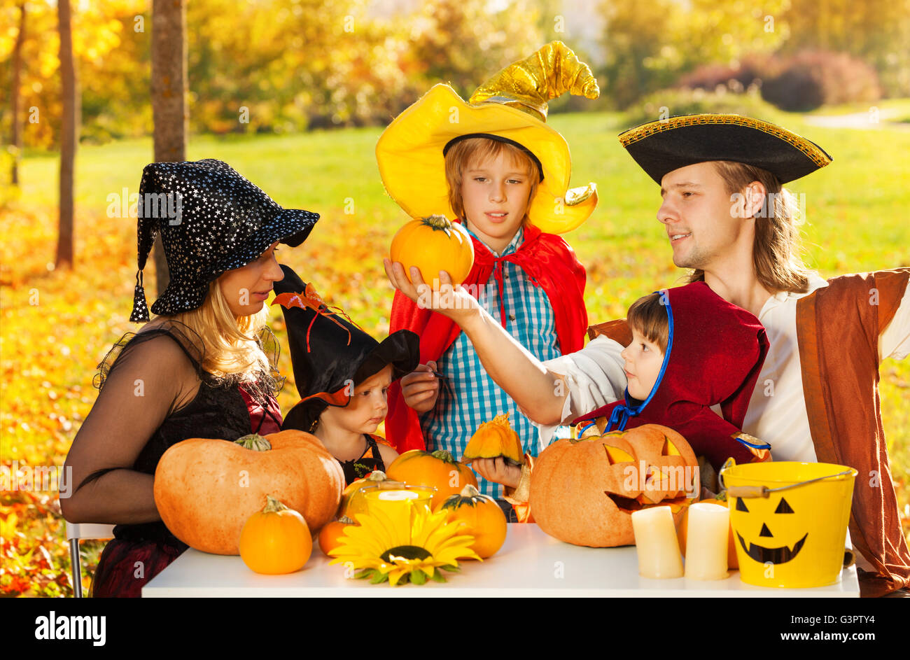 Famille en costume avec Jack-O'-Lantern pumpkin Banque D'Images