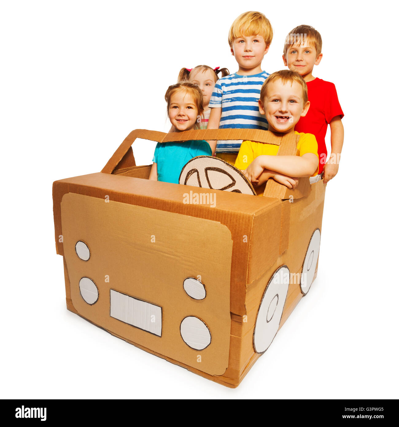 Cinq heureux enfants conduire handmade carton car Banque D'Images