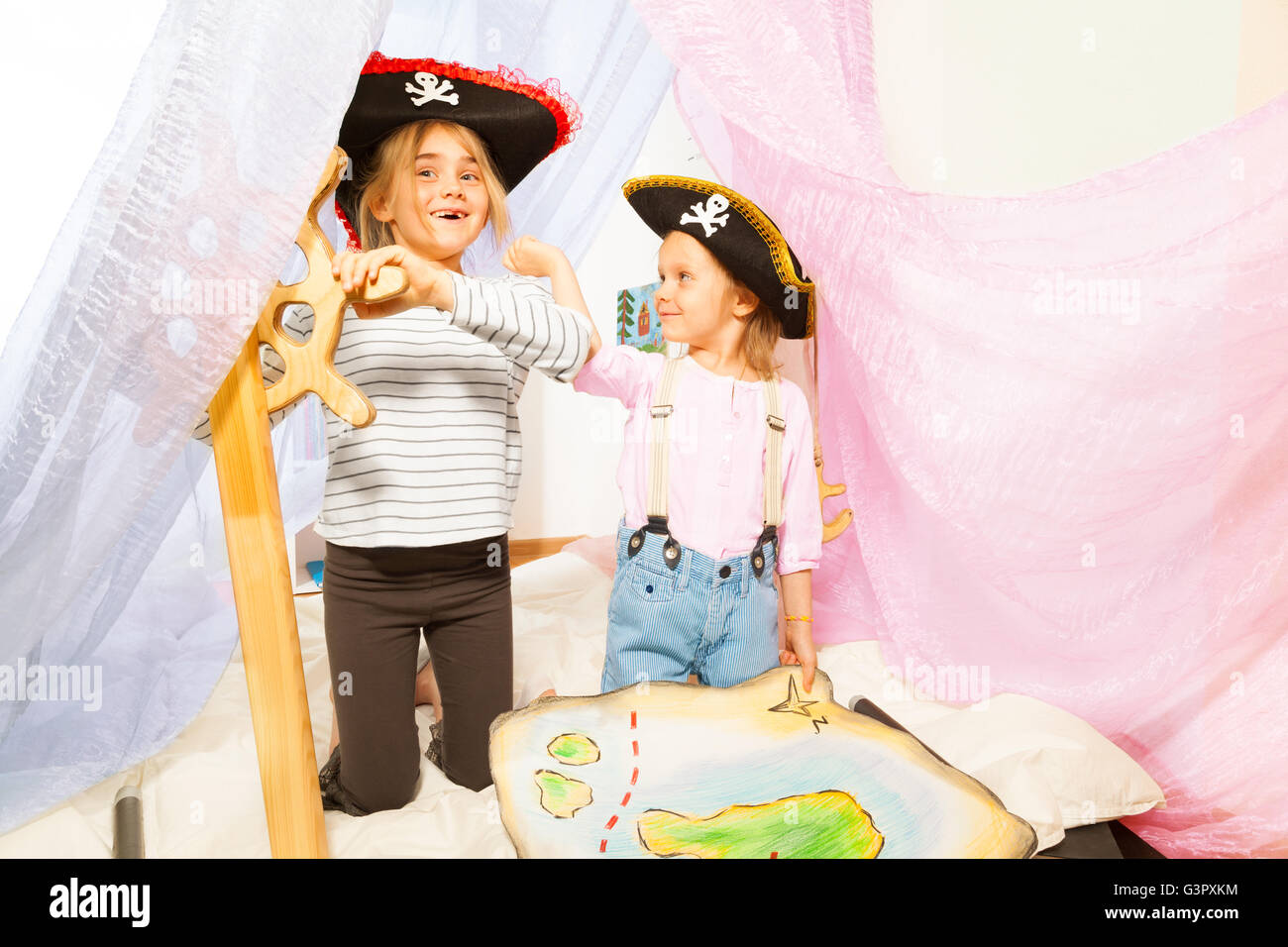 Funny Girls en costumes de pirate la gouverne du navire Banque D'Images