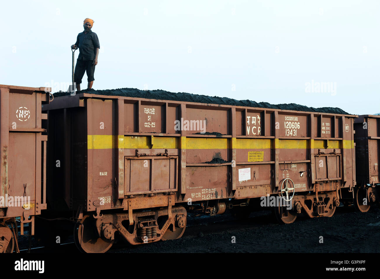 Inde Andhra Pradesh, Visakhapatnam, chargement de charbon importé de l'Australie sur wagon pour le transport vers les usines d'acier Banque D'Images