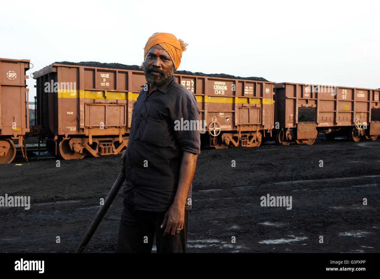 Inde Andhra Pradesh, Visakhapatnam, chargement de charbon importé de l'Australie sur wagon pour le transport vers les usines d'acier Banque D'Images