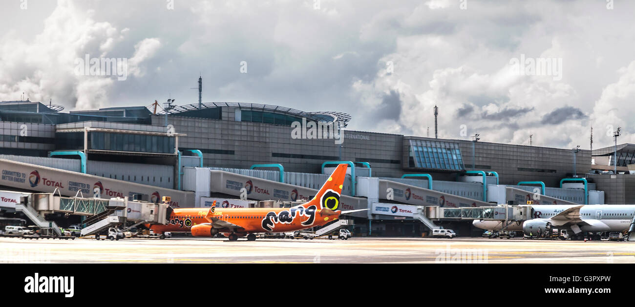 Mango airlines Airbus A300B2K-3C garé à O.R. L'aéroport international OR Tambo Johannesburg Afrique du Sud - marque Total airbridge Banque D'Images