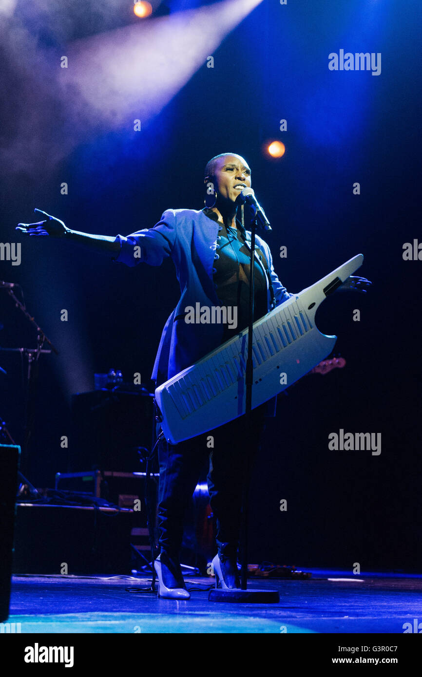 Laura Mvula effectue au Wales Millennium Centre de Cardiff Bay dans le cadre du festival inaugural de la voix. Banque D'Images