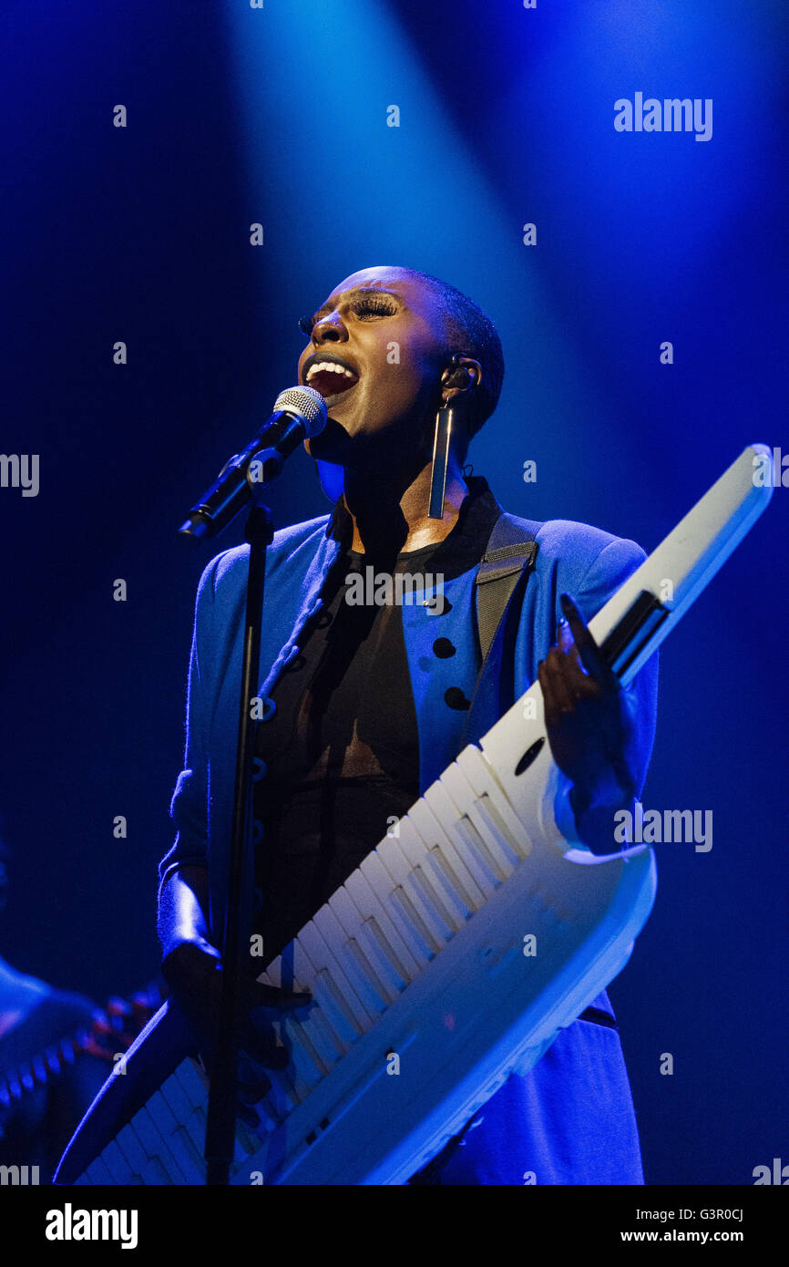 Laura Mvula effectue au Wales Millennium Centre de Cardiff Bay dans le cadre du festival inaugural de la voix. Banque D'Images