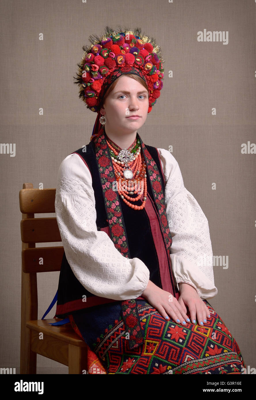 Femme ukrainienne dans le costume national Banque D'Images