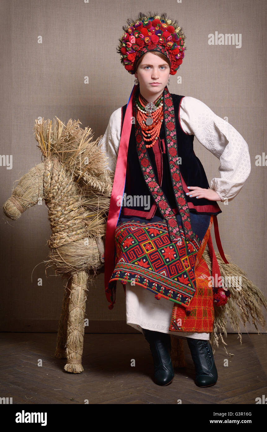 Femme ukrainienne dans le costume national Banque D'Images