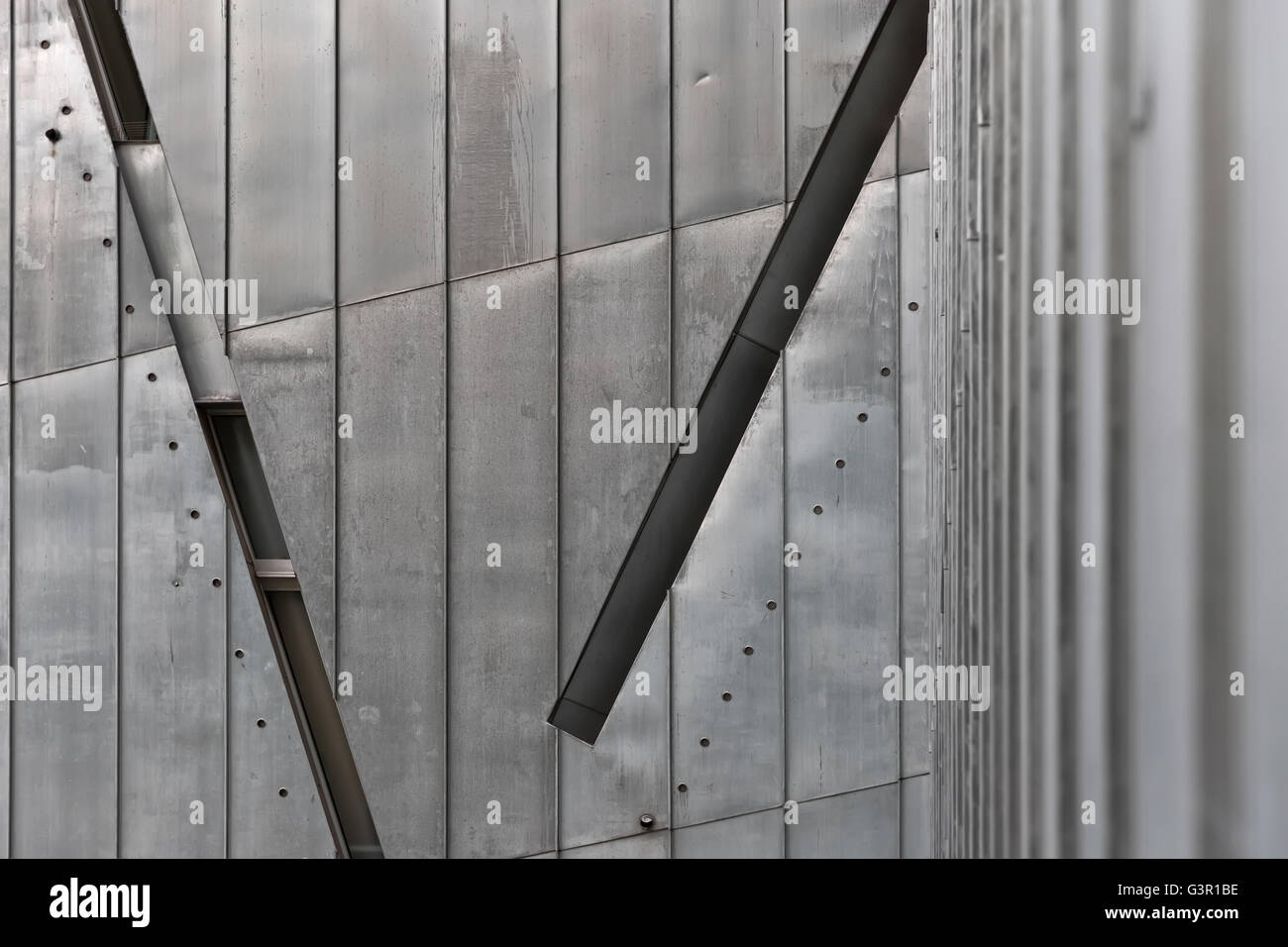 Juillet 2015 - Le Musée Juif de Berlin, Berlin, Allemagne : Façade détail. Il est conçu par l'architecte Daniel Libeskind. Banque D'Images