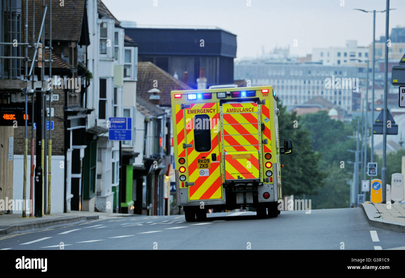 SECAmb Ambulance sur un appel d'urgence avec feux bleus clignotants à Brighton, UK Banque D'Images